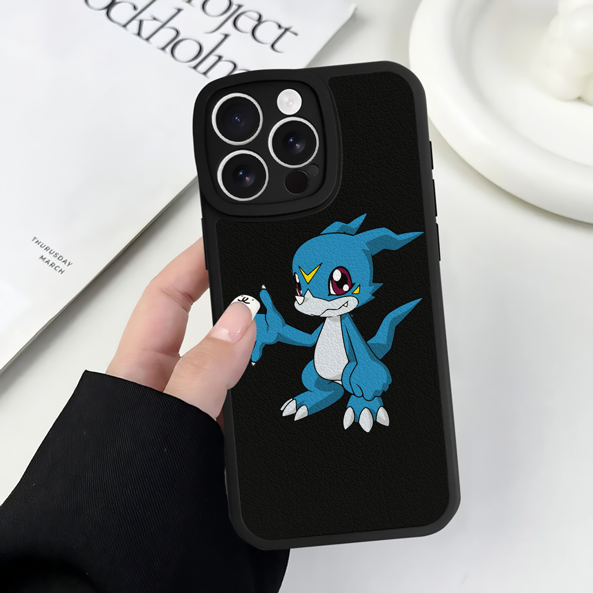 （画像用） Digimon デジタルモンスター/デジモン 【iPhone 16シリーズ対応】シリコンスマホケース（レザー調） 材質：シリコン